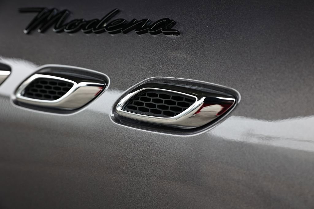 Used 2023 Maserati Levante Modena AWD/4WD image 13