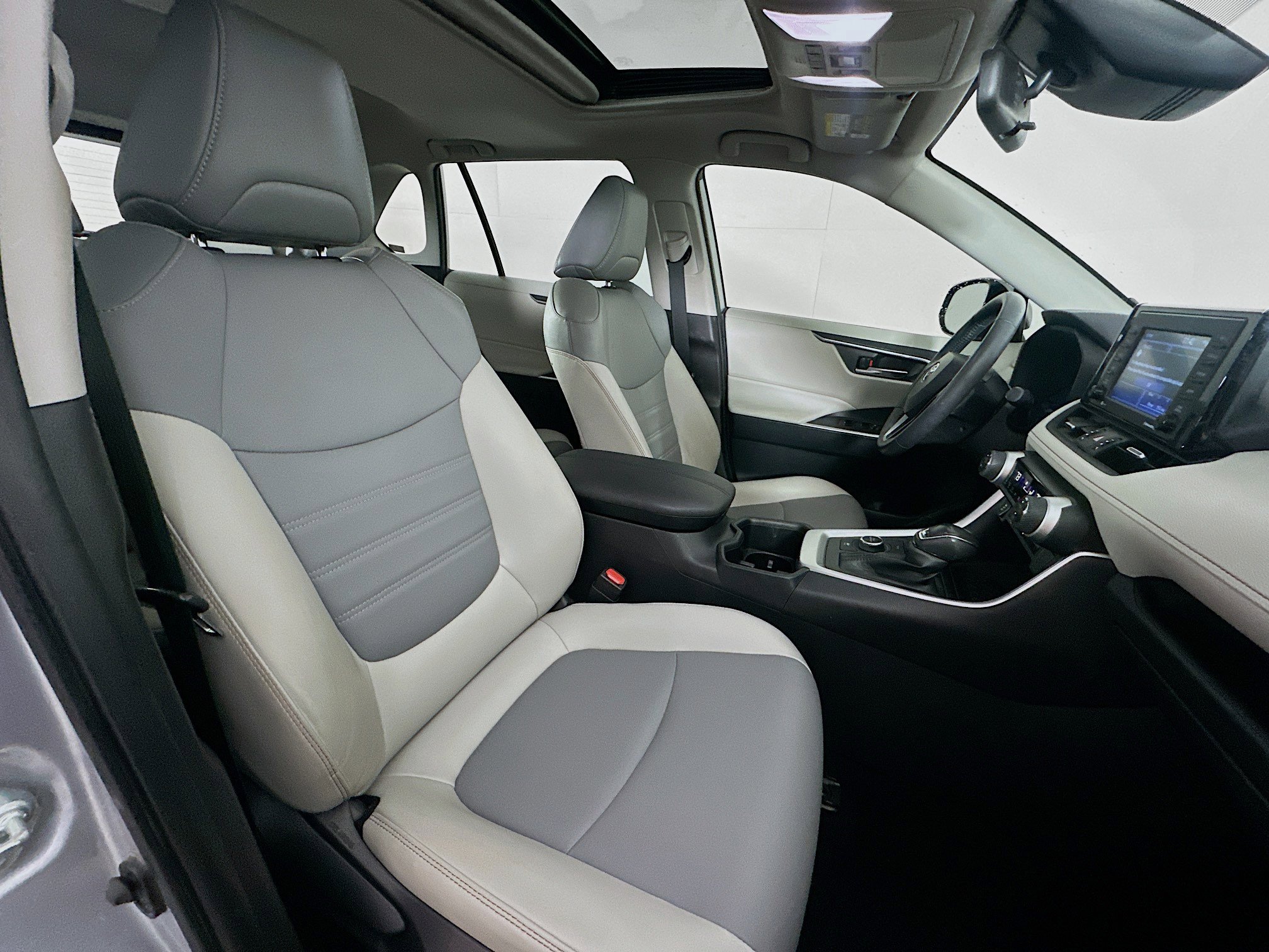 Used 2022 Toyota RAV4 XLE Premium image 31