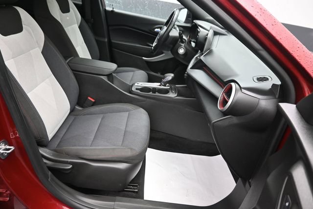 Used 2024 Chevrolet Trax RS w/ Sunroof Package FWD image 8
