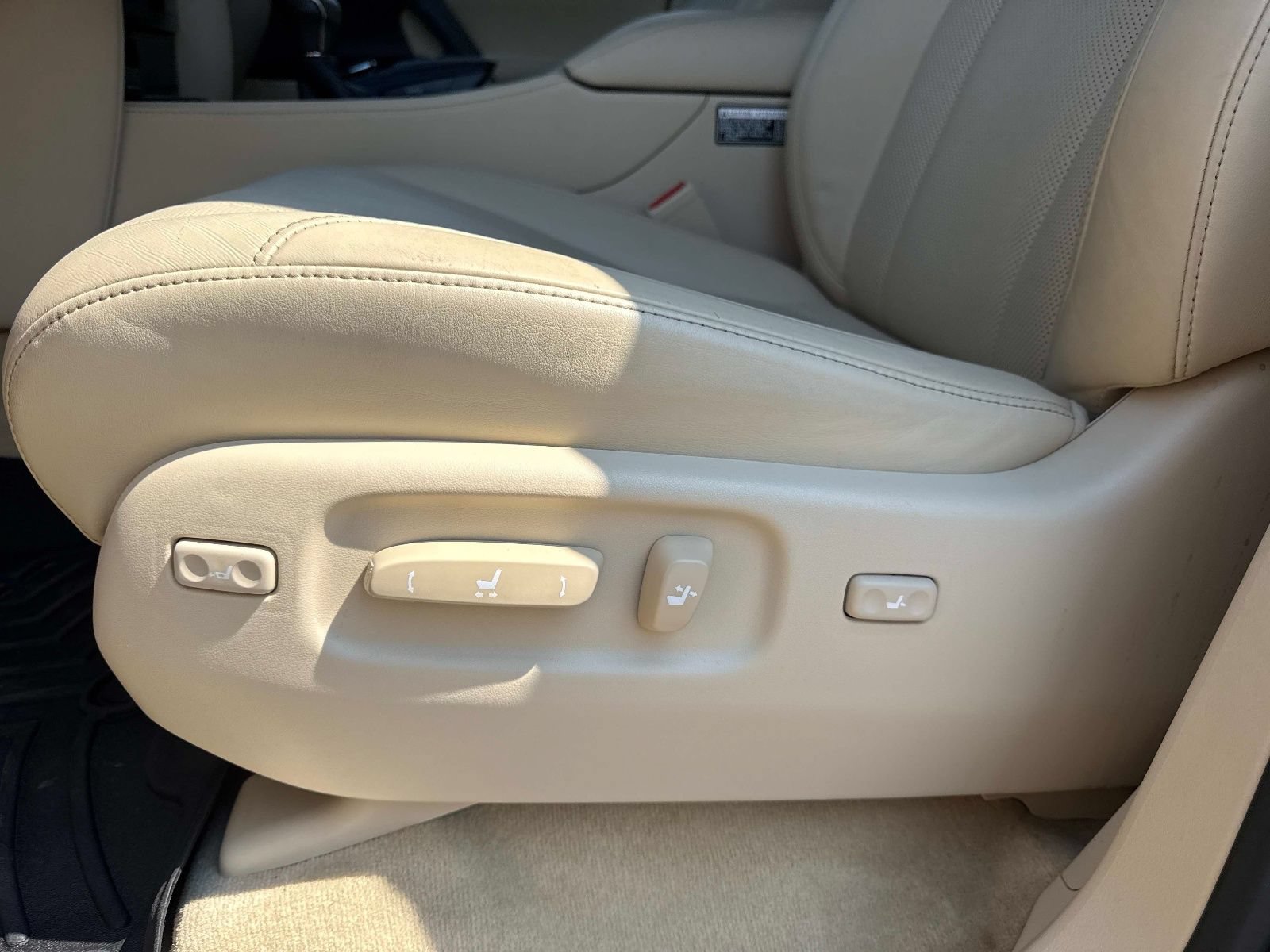 Used 2020 Lexus LX 570 4WD w/ 3rd Row & Luxury Pkg image 29
