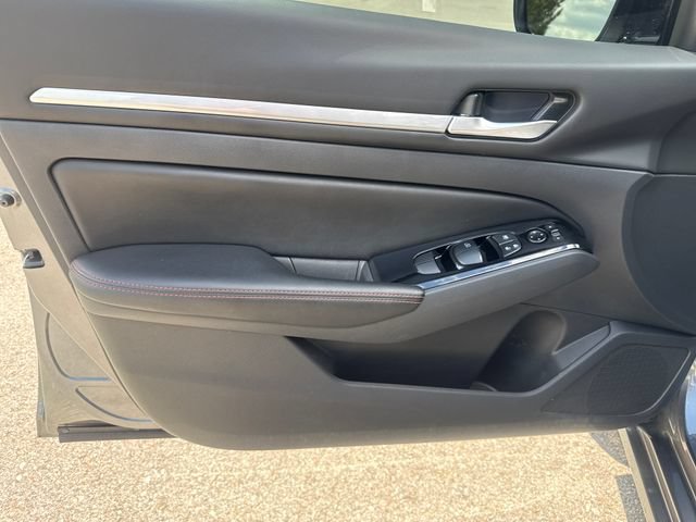 Used 2025 Nissan Altima 2.5 SR AWD/4WD image 9