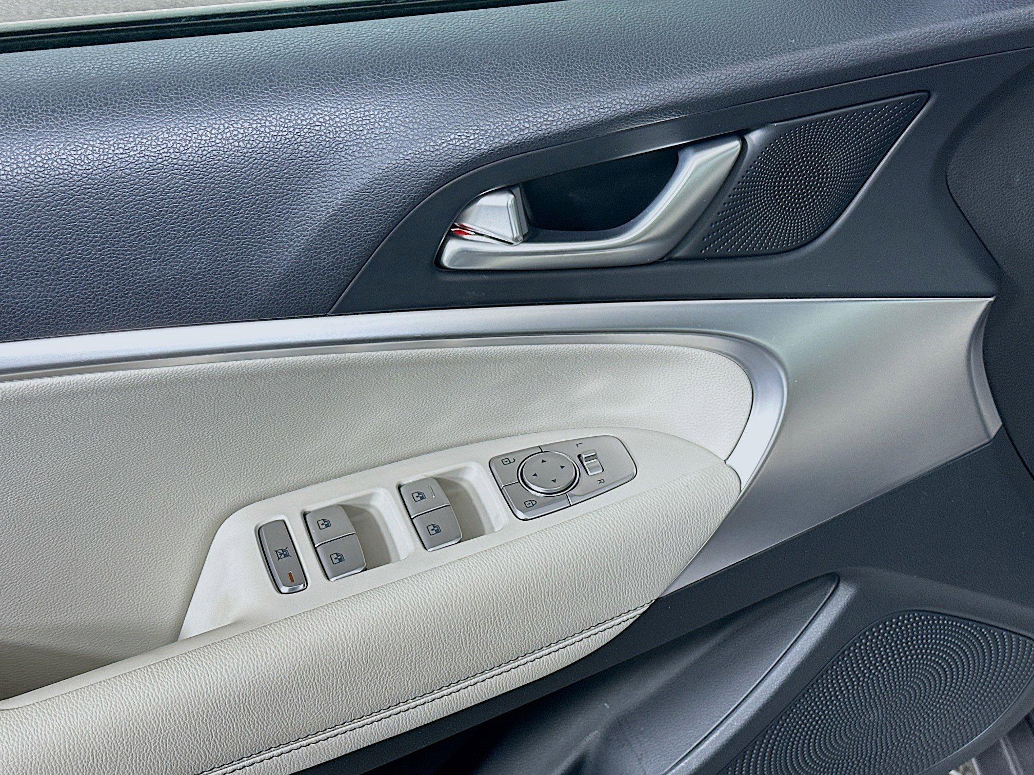 Used 2025 Genesis G70 2.5T image 15