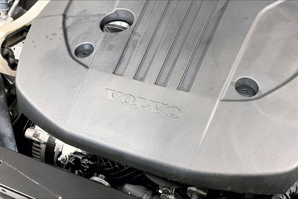 Used 2022 Volvo XC60 B5 Momentum image 31