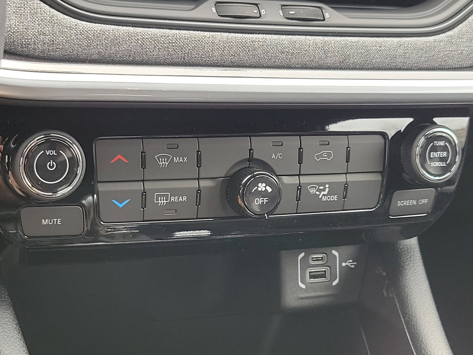 Used 2024 Jeep Compass Latitude w/ Sun and Sound Group image 10