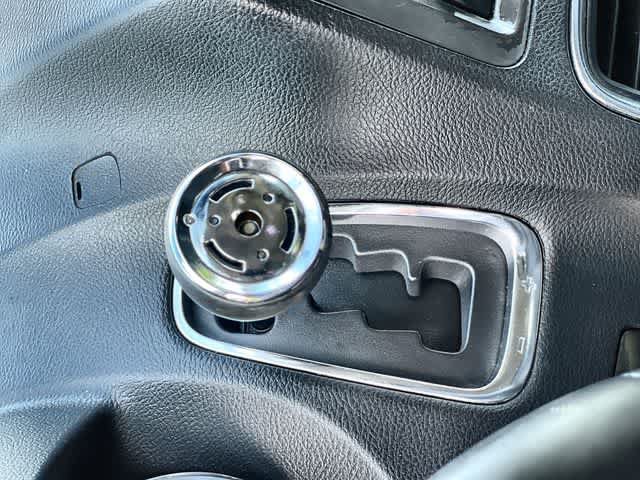 Used 2015 Chrysler Town & Country Touring w/ Driver Convenience Group FWD image 16
