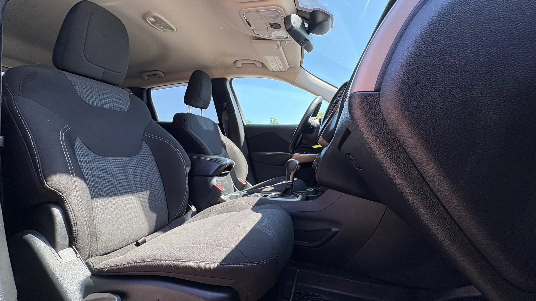 Used 2017 Jeep Cherokee Latitude w/ Cold Weather Group AWD/4WD image 29