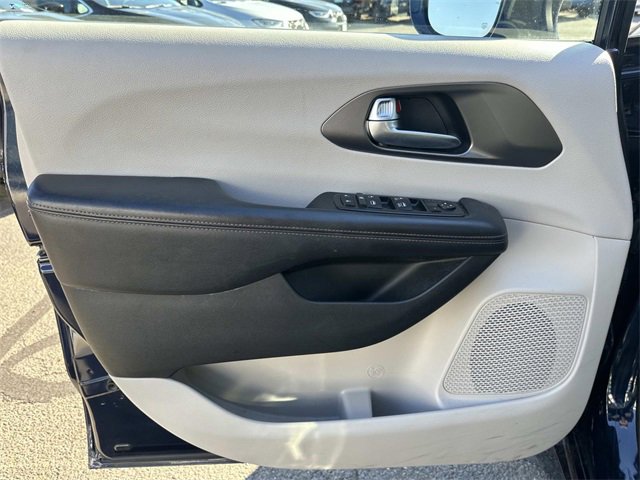 Certified 2020 Chrysler Pacifica Touring w/ Advanced Safetytec Group image 16