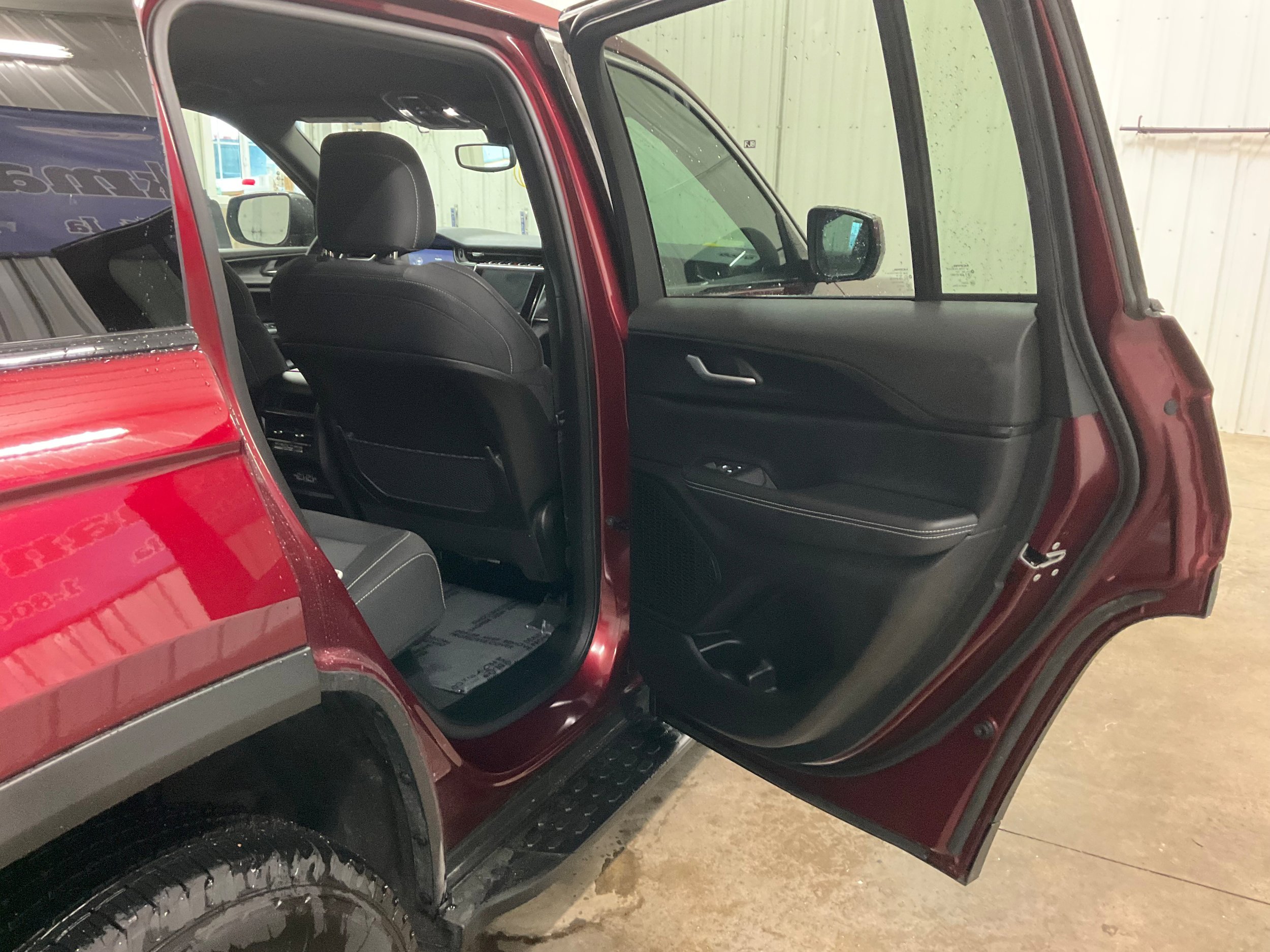 Used 2024 Jeep Grand Cherokee Laredo AWD/4WD image 23
