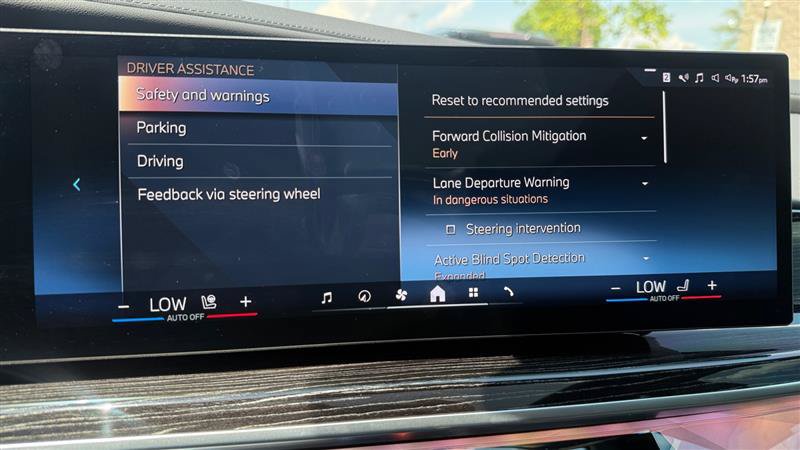 Used 2025 BMW 750e xDrive w/ Executive Package AWD/4WD image 32