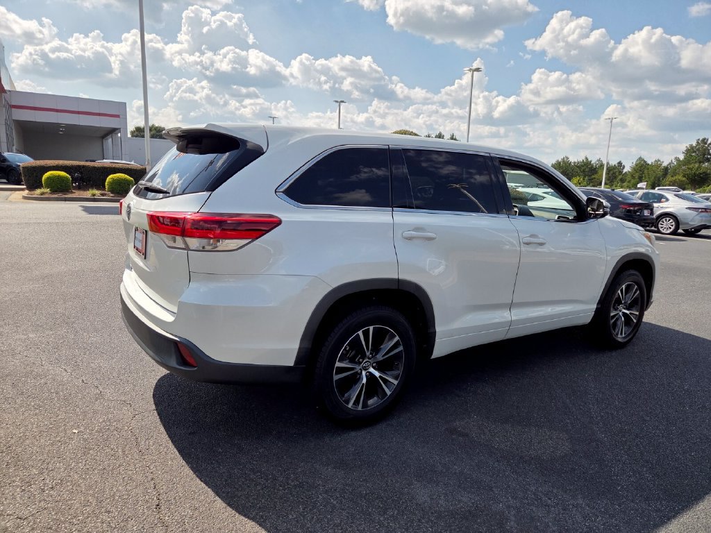 Used 2018 Toyota Highlander LE FWD image 12