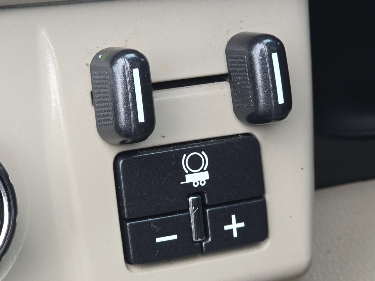 Used 2016 GMC Yukon XL Denali w/ Open Road Package image 13