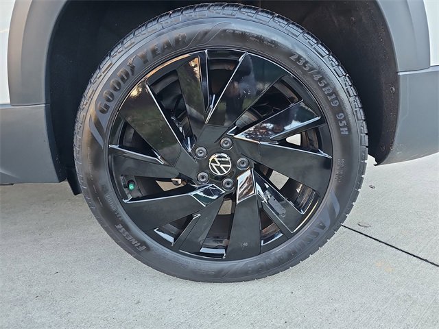 Used 2024 Volkswagen Taos SE image 32