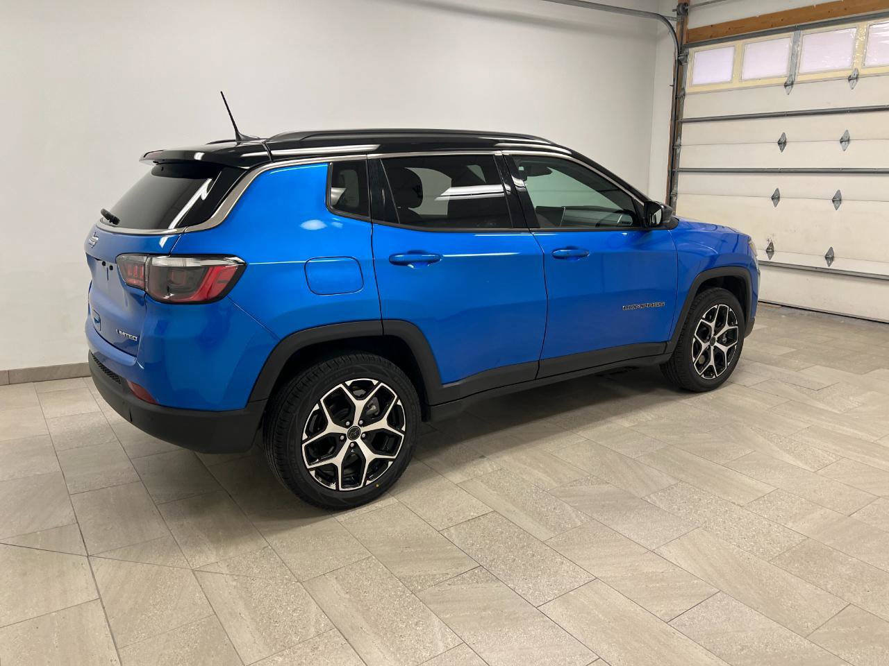 Used 2025 Jeep Compass Limited AWD/4WD image 14
