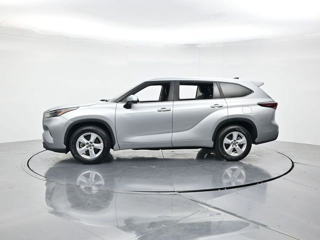 Used 2024 Toyota Highlander LE FWD image 6