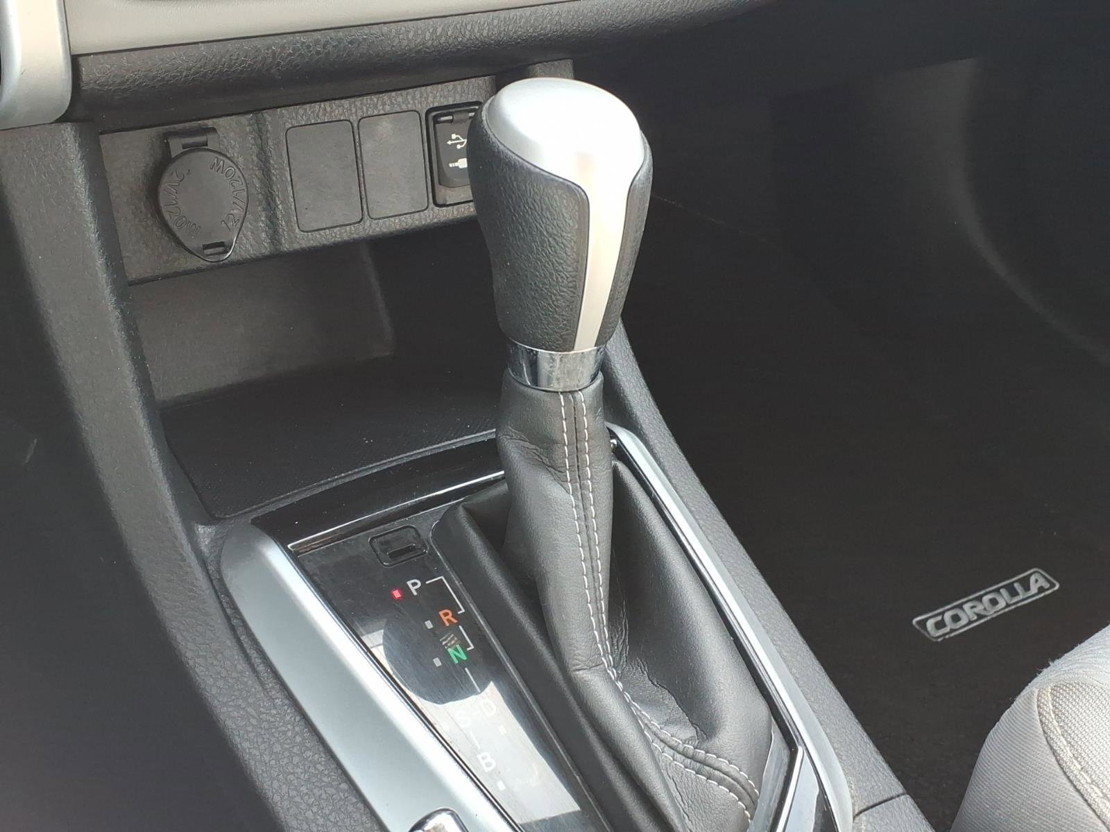 Used 2017 Toyota Corolla LE w/ Carpet Mat Package (TMS) FWD image 12