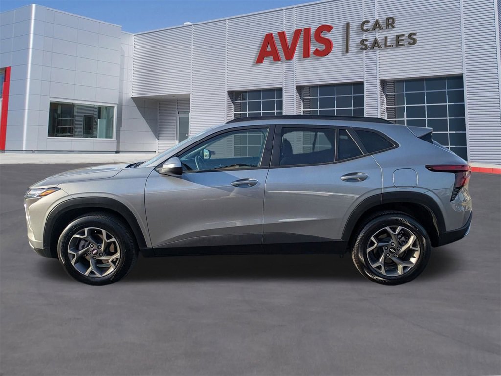 Used 2025 Chevrolet Trax LT w/ LT Convenience Package image 9