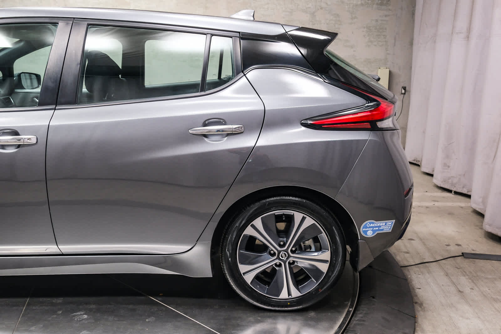 Used 2020 Nissan Leaf SV w/ SV Technology Package FWD image 7