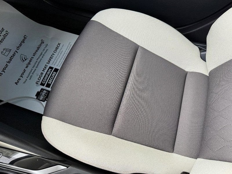 Used 2025 Toyota Corolla LE image 27