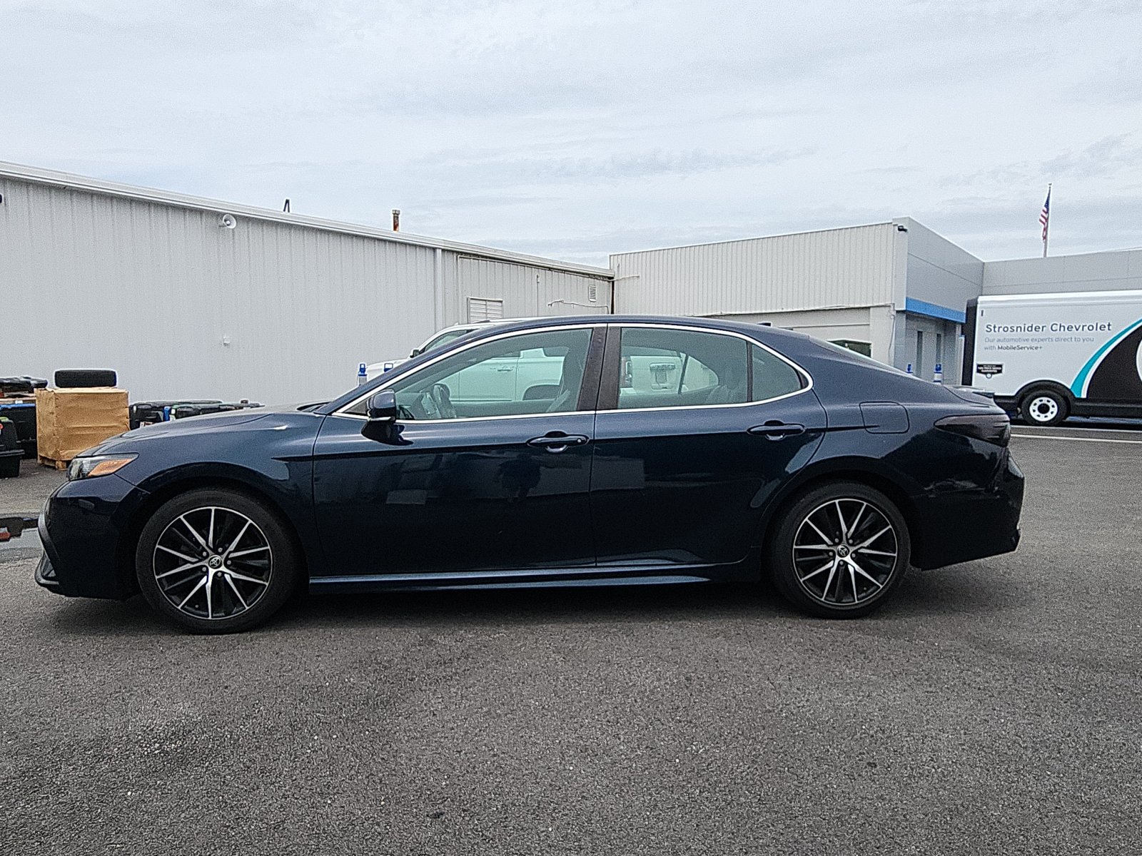 Used 2021 Toyota Camry SE w/ Convenience Package FWD image 2