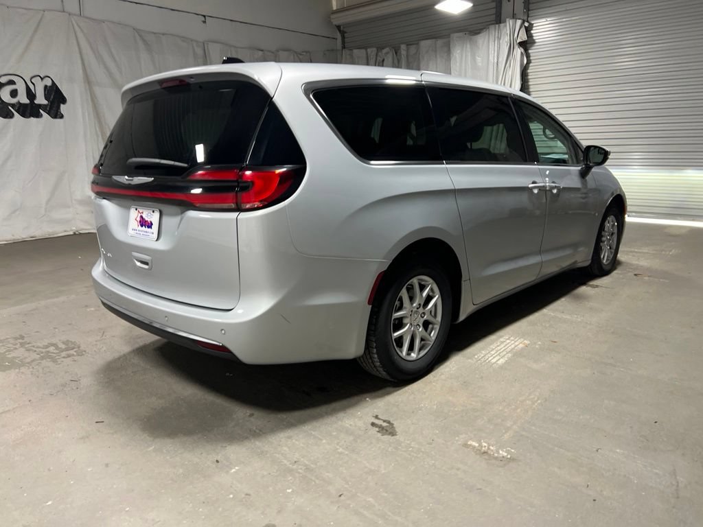 Used 2023 Chrysler Pacifica Touring-L FWD image 7