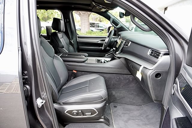 Used 2026 Jeep Grand Wagoneer Limited AWD/4WD image 13
