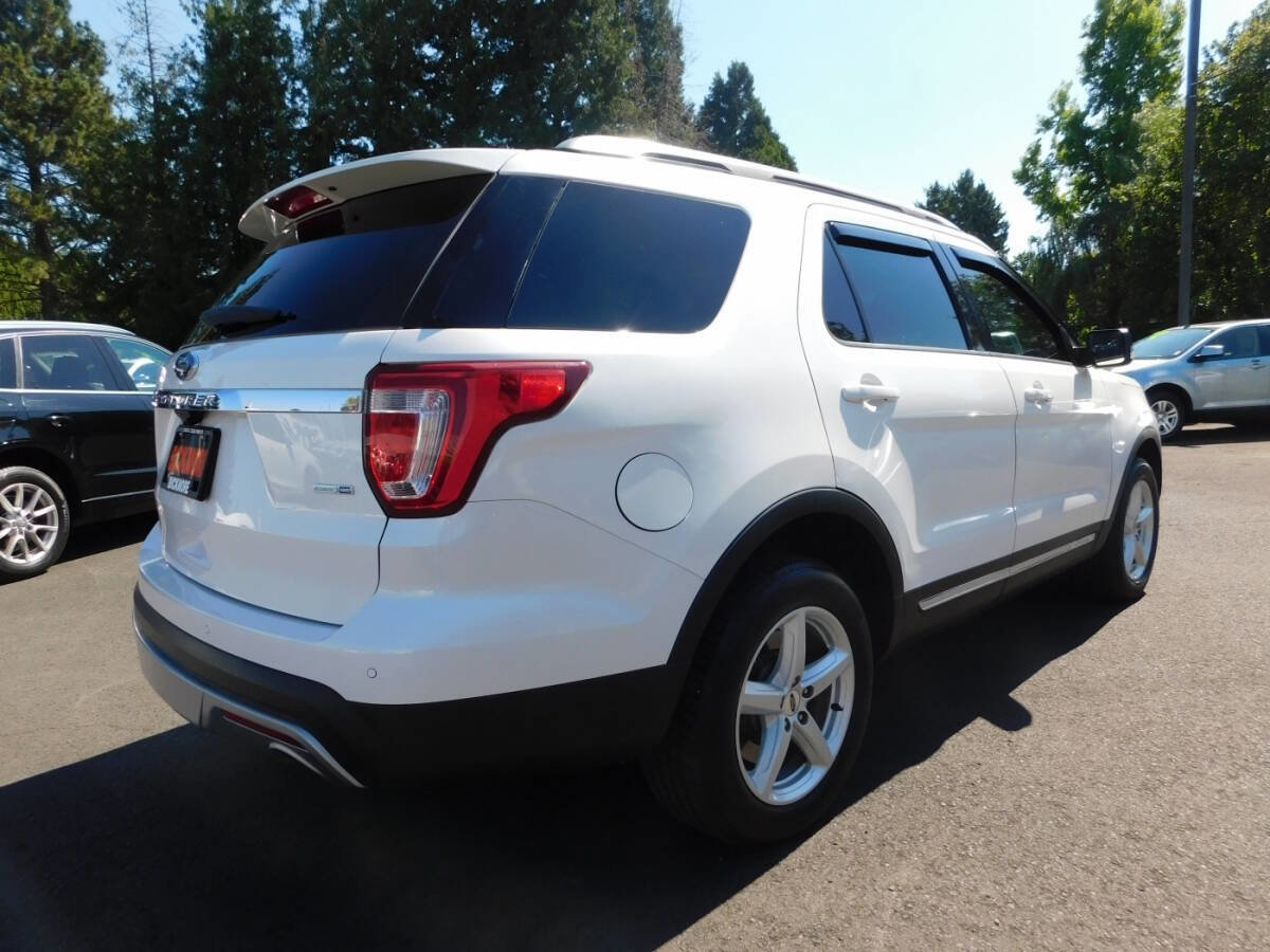 Used 2017 Ford Explorer XLT w/ Equipment Group 202A image 2