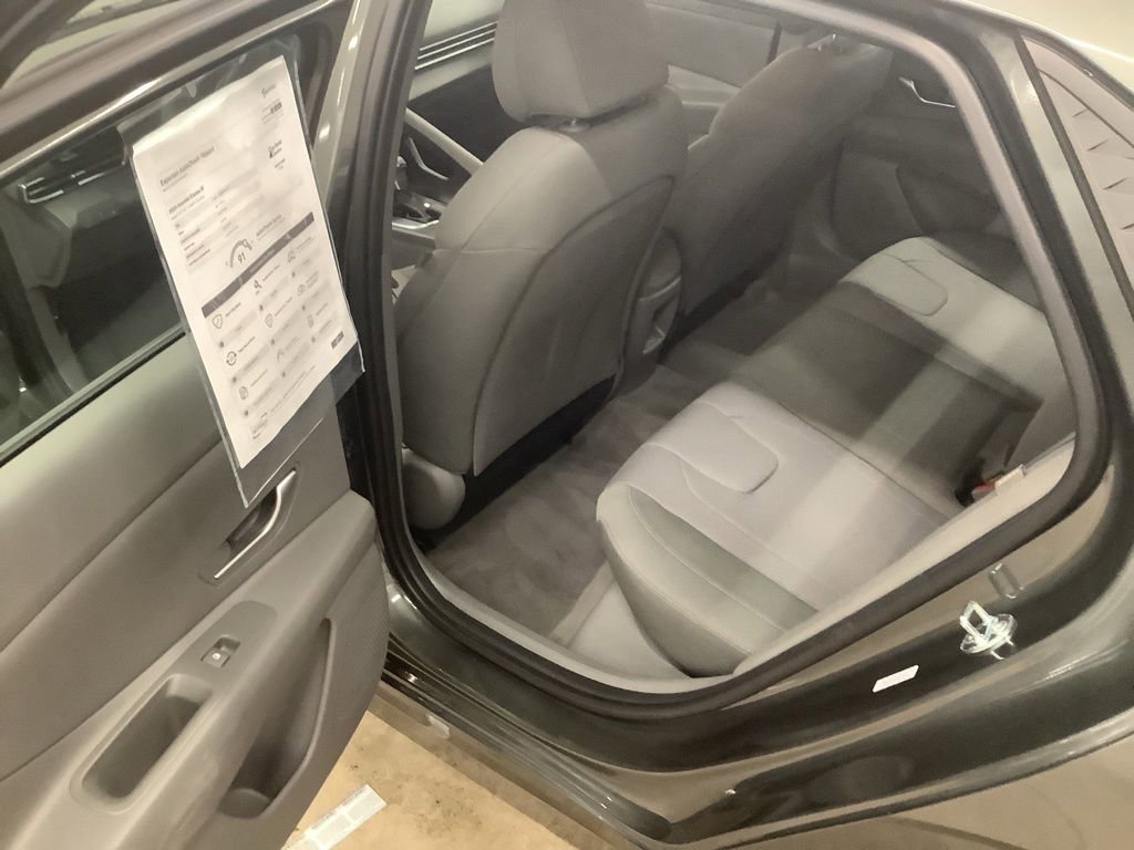 Used 2024 Hyundai Elantra SE FWD image 12