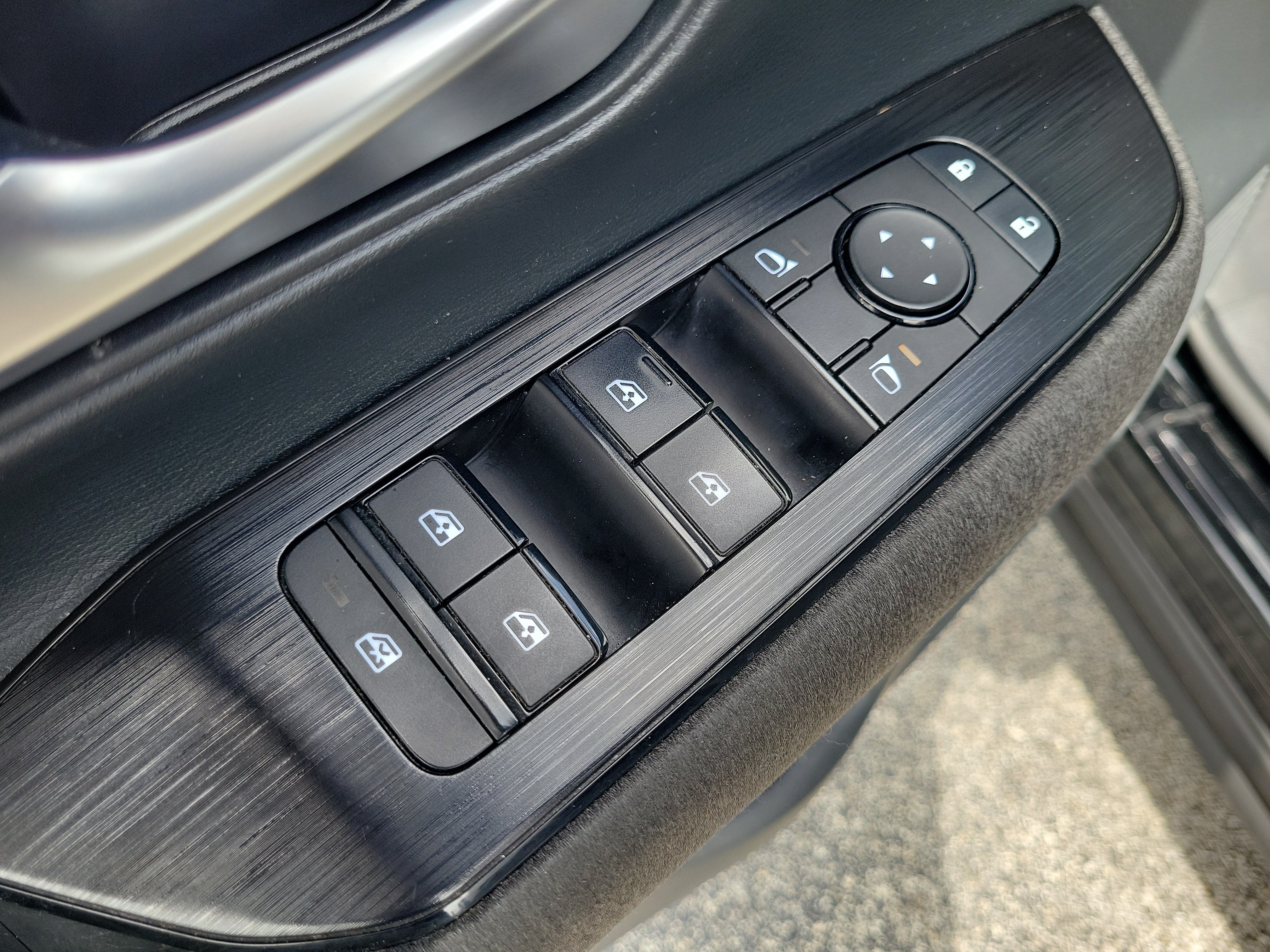 Certified 2025 Nissan Kicks SV w/ Charging Package FWD image 8