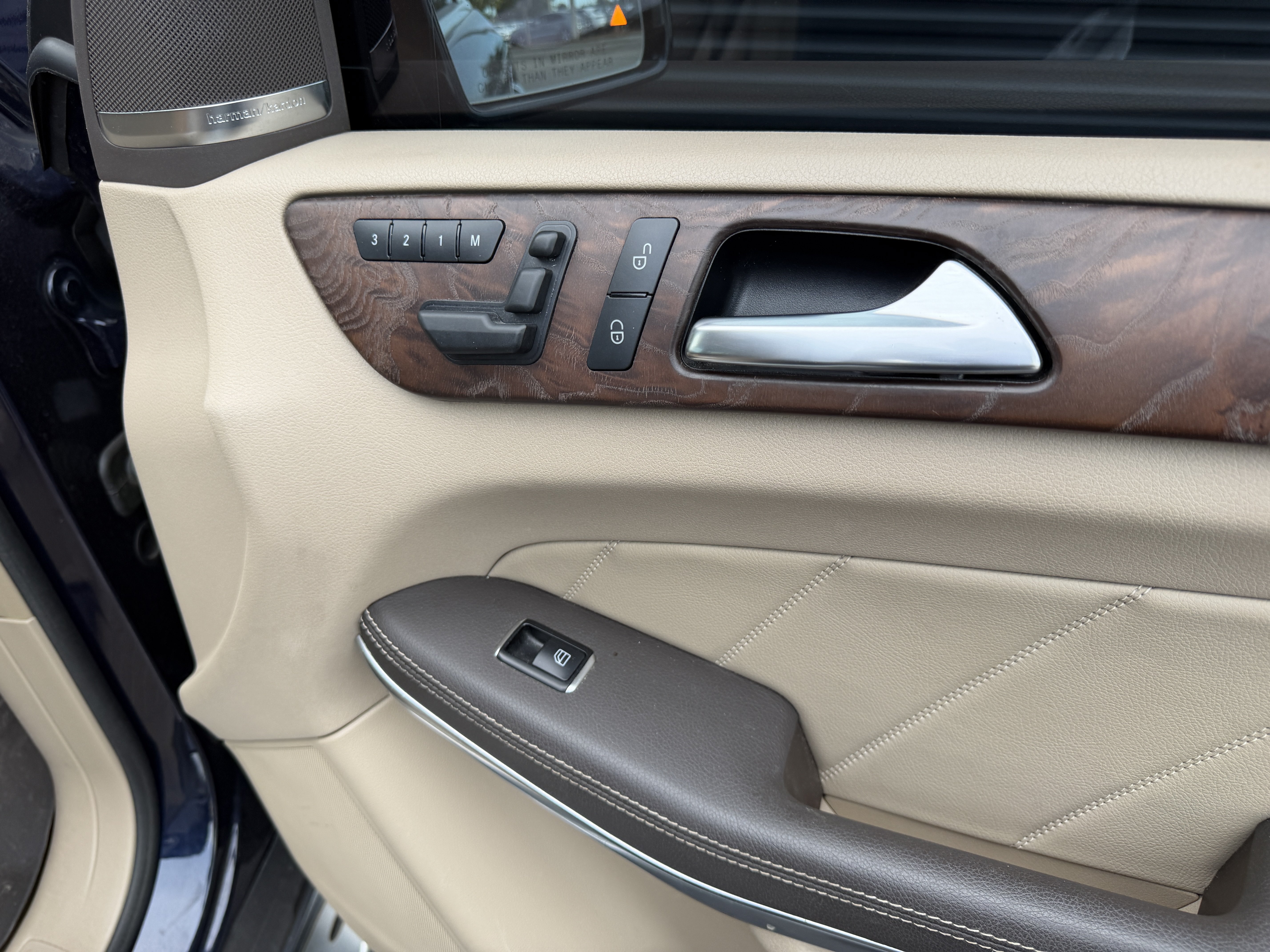 Used 2015 Mercedes-Benz GL 550 4MATIC image 26