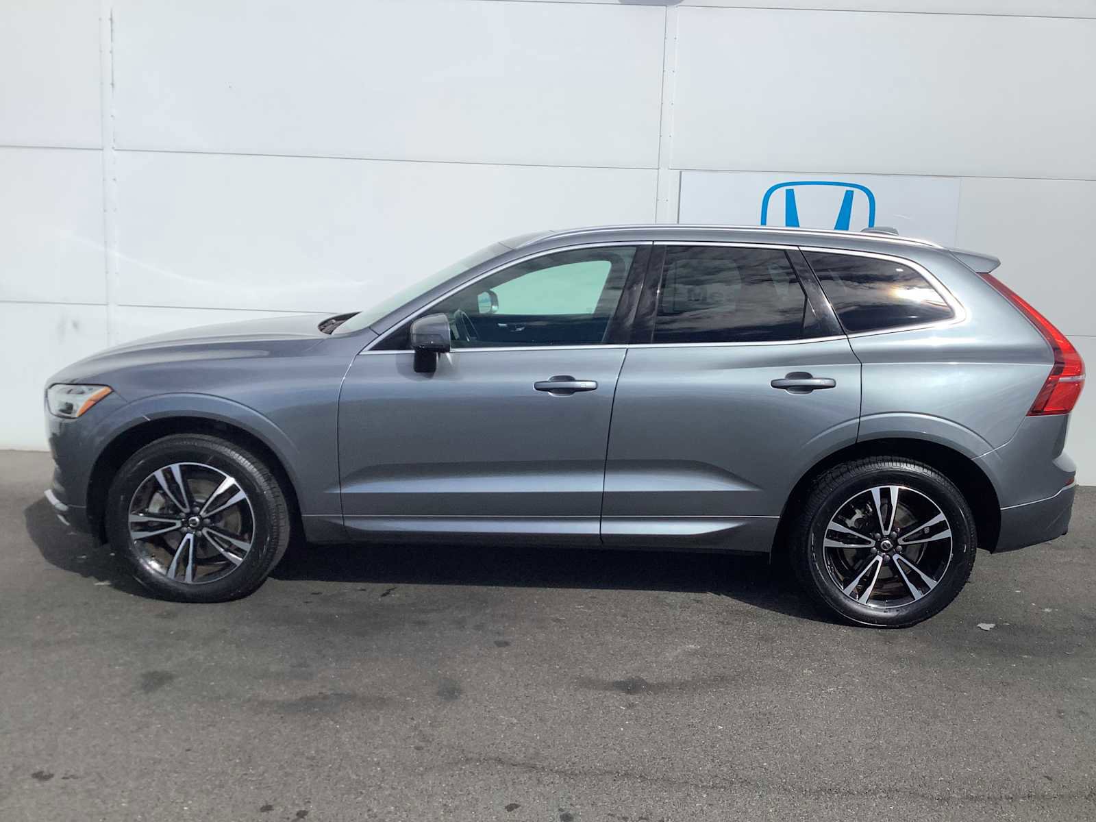 Used 2020 Volvo XC60 T6 Momentum AWD/4WD image 3