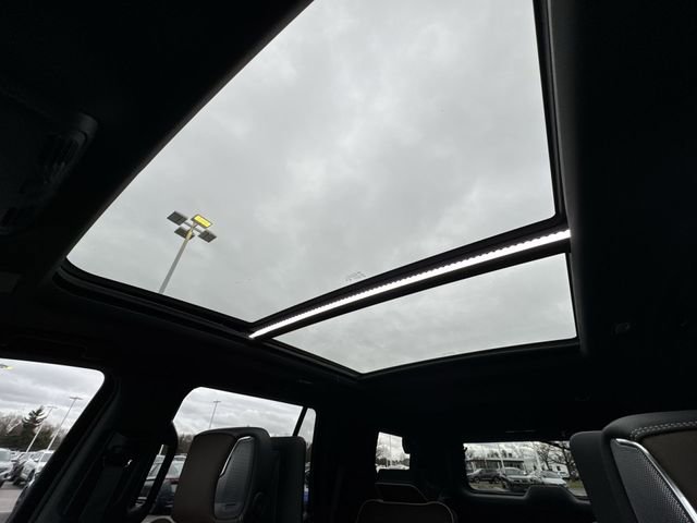 Certified 2025 GMC Yukon Denali Ultimate w/ LPO, Floor Liner Package AWD/4WD image 19