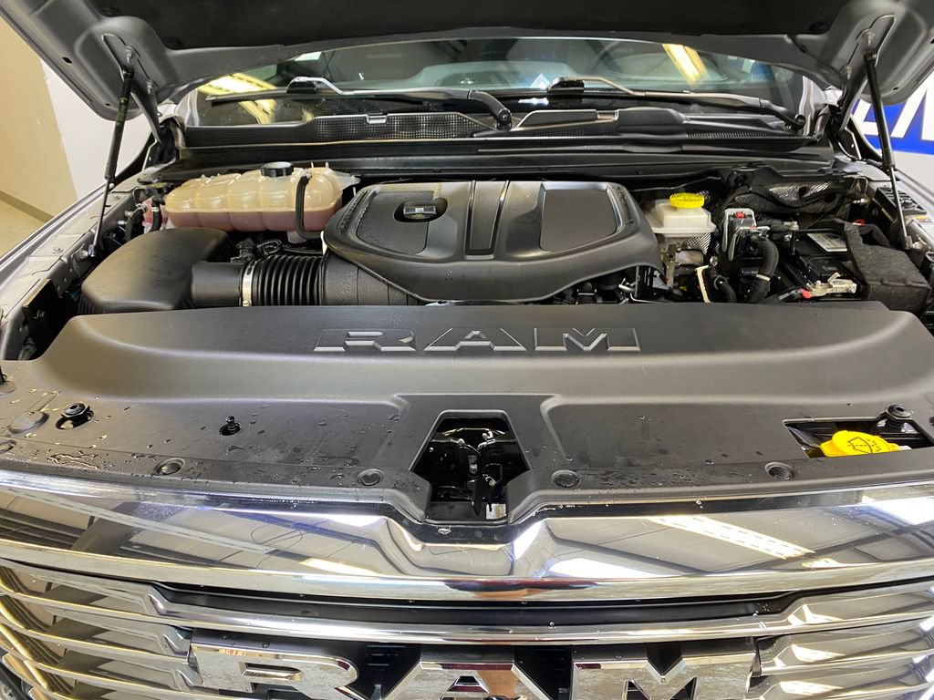 Used 2025 RAM 1500 Laramie AWD/4WD image 9
