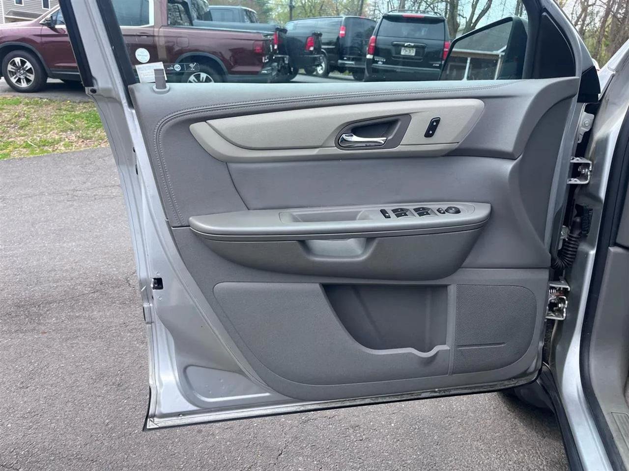 Used 2017 Chevrolet Traverse LS FWD image 14