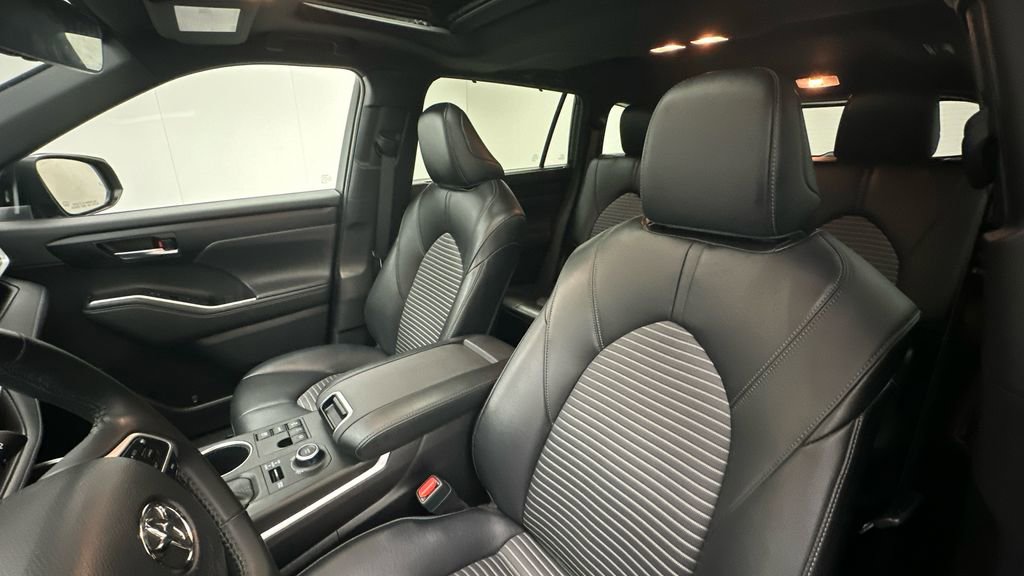 Used 2023 Toyota Highlander XSE image 9