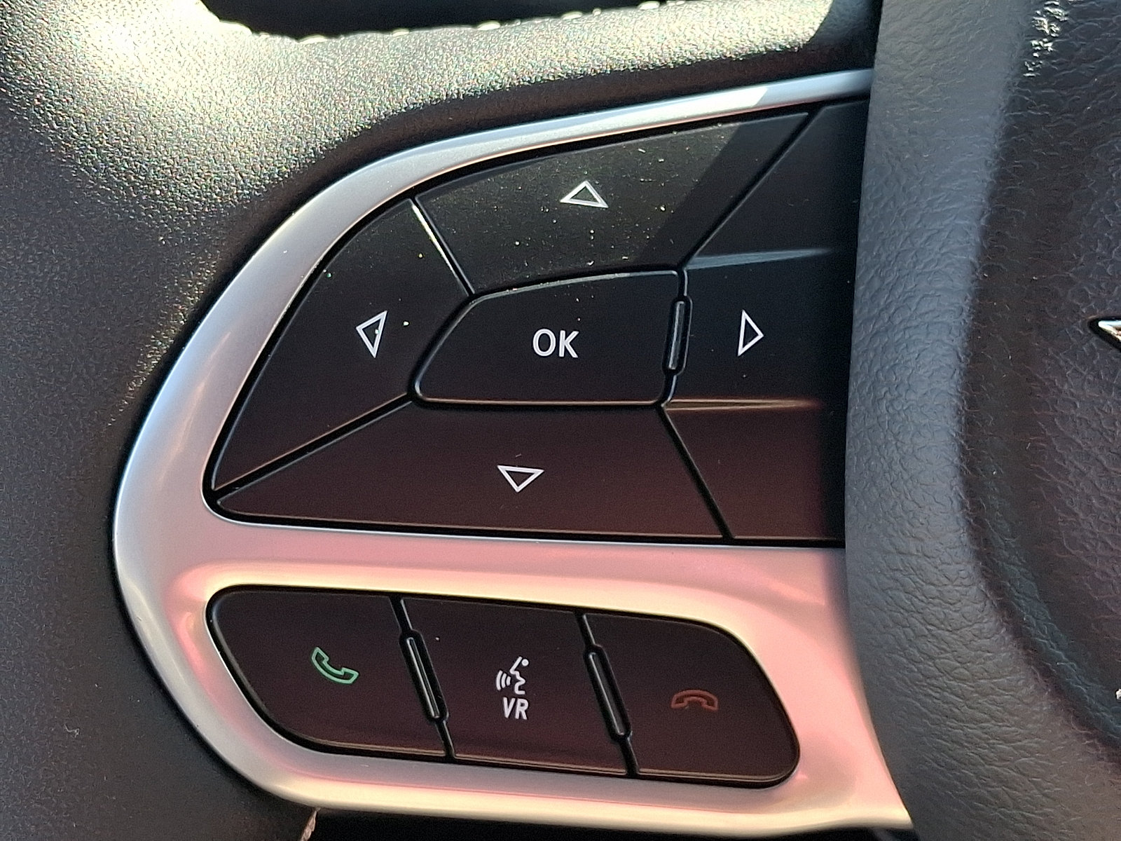 Used 2023 Chrysler Pacifica Limited w/ Uconnect Theater Family Group FWD image 25