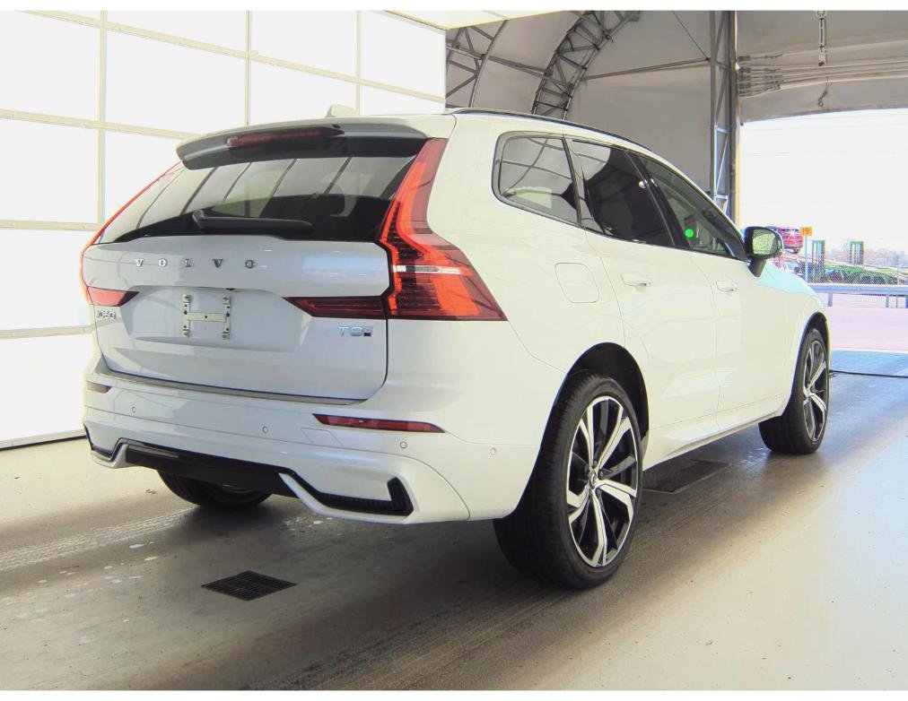 Used 2025 Volvo XC60 T8 Ultra w/ Protection Package Premier AWD/4WD image 4