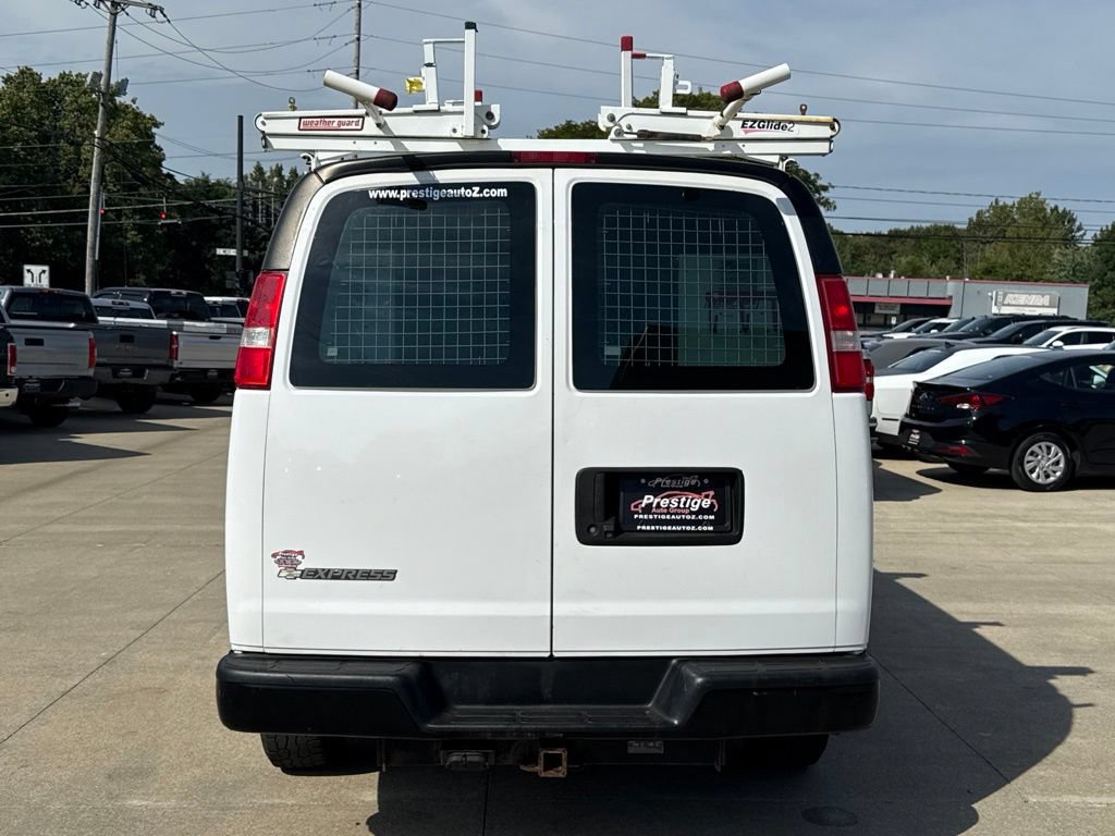 Used 2018 Chevrolet Express 3500 w/ Driver Convenience Package RWD image 17