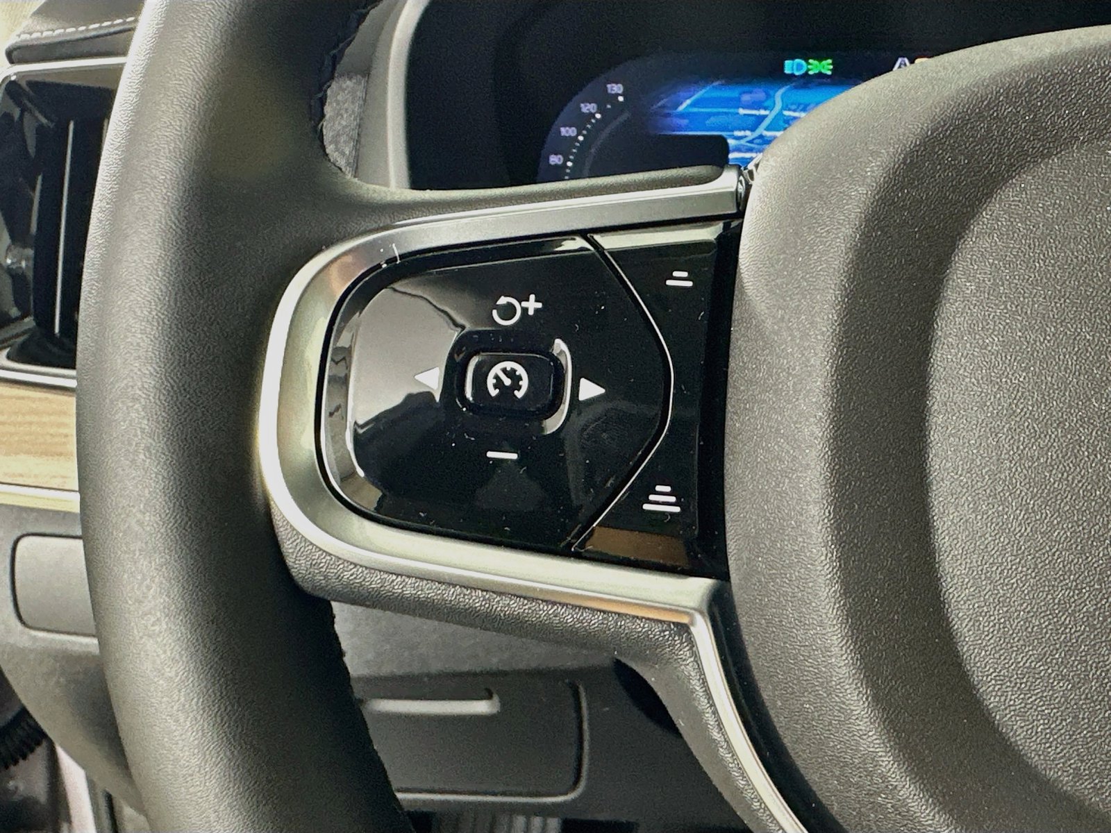 New 2026 Volvo XC90 T8 Plus w/ Protection Package Premier AWD/4WD image 18