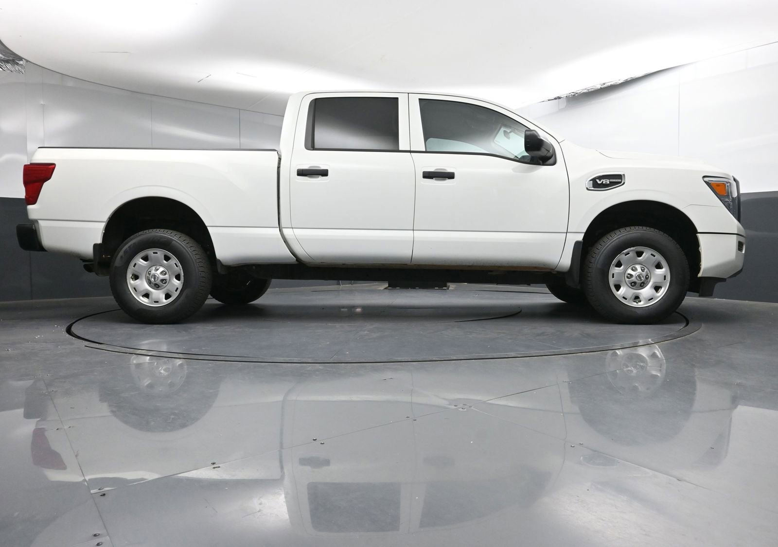 Used 2022 Nissan Titan S image 25