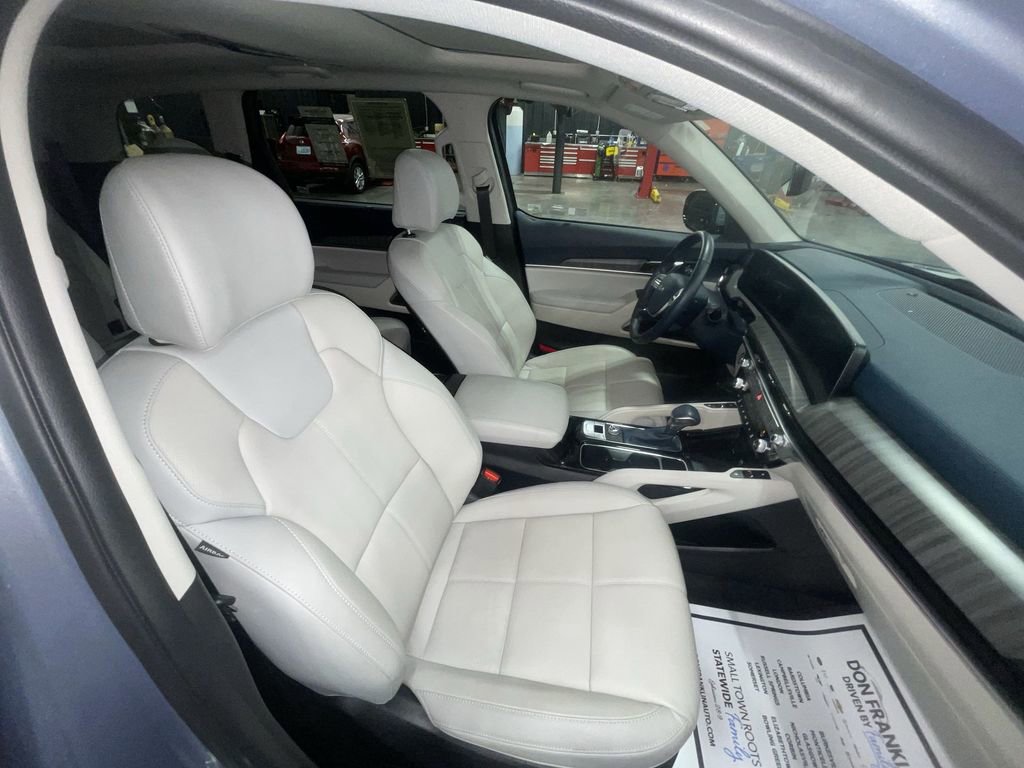 Used 2025 Kia Telluride SX w/ SX Captain's Chair Package image 26