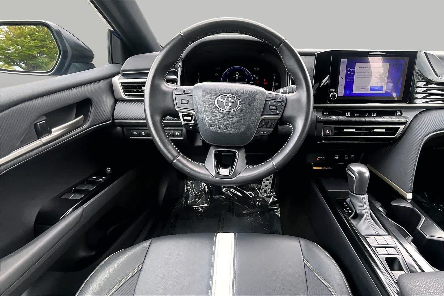 Used 2025 Toyota Camry SE AWD/4WD image 4