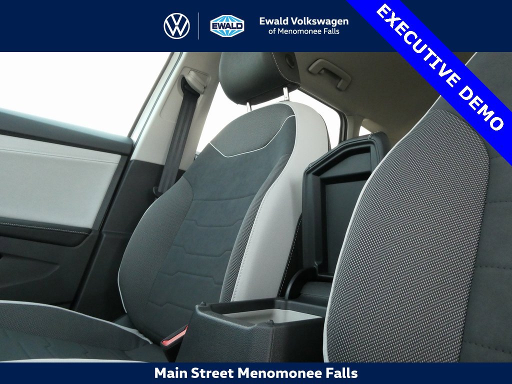 Used 2025 Volkswagen Taos SE image 29