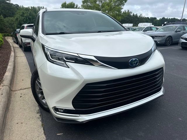 Used 2021 Toyota Sienna XLE w/ XLE Plus Package FWD image 8