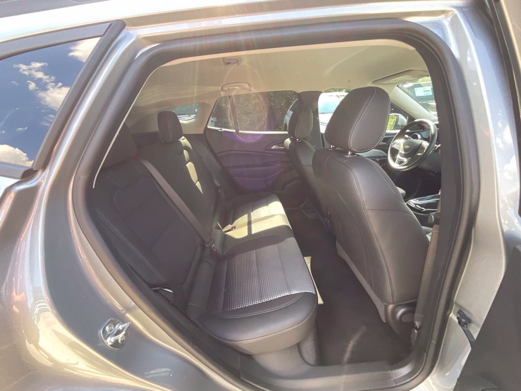 Used 2025 Chevrolet Trax LT w/ LT Convenience Package FWD image 24