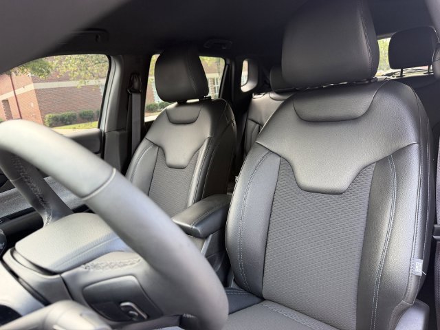 Used 2025 Jeep Compass Latitude AWD/4WD image 12