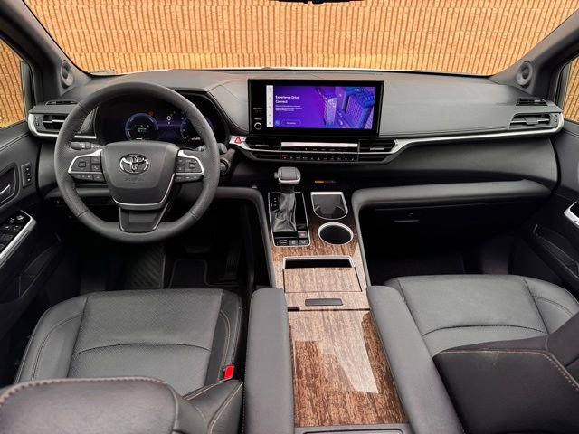 Used 2025 Toyota Sienna Limited image 6