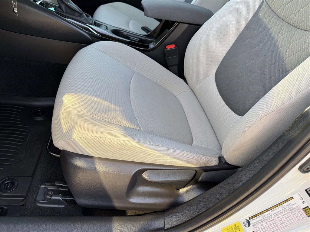 Used 2021 Toyota Corolla LE image 12