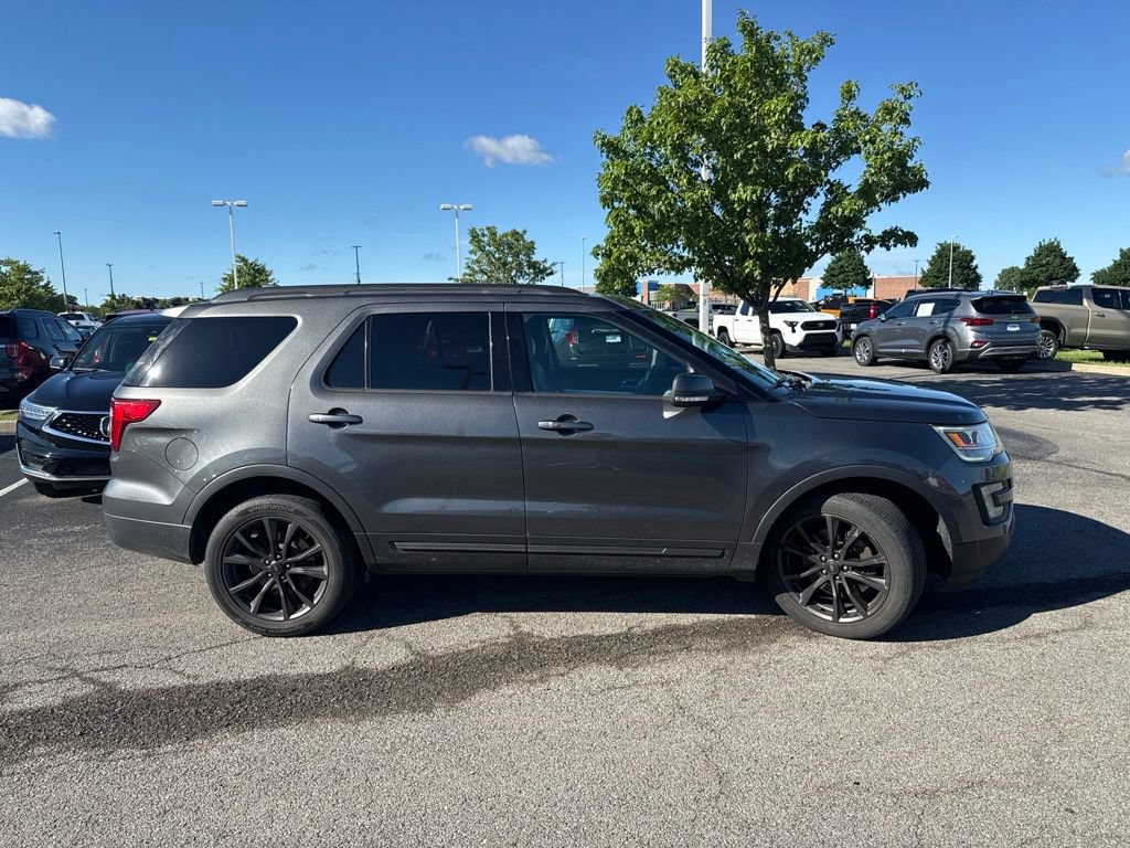 Used 2017 Ford Explorer XLT w/ Equipment Group 202A AWD/4WD image 12