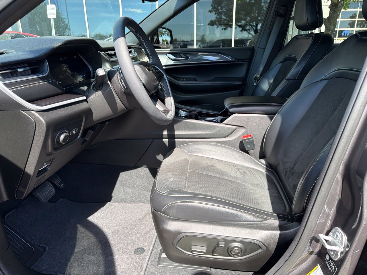 Used 2023 Jeep Grand Cherokee Altitude AWD/4WD image 14