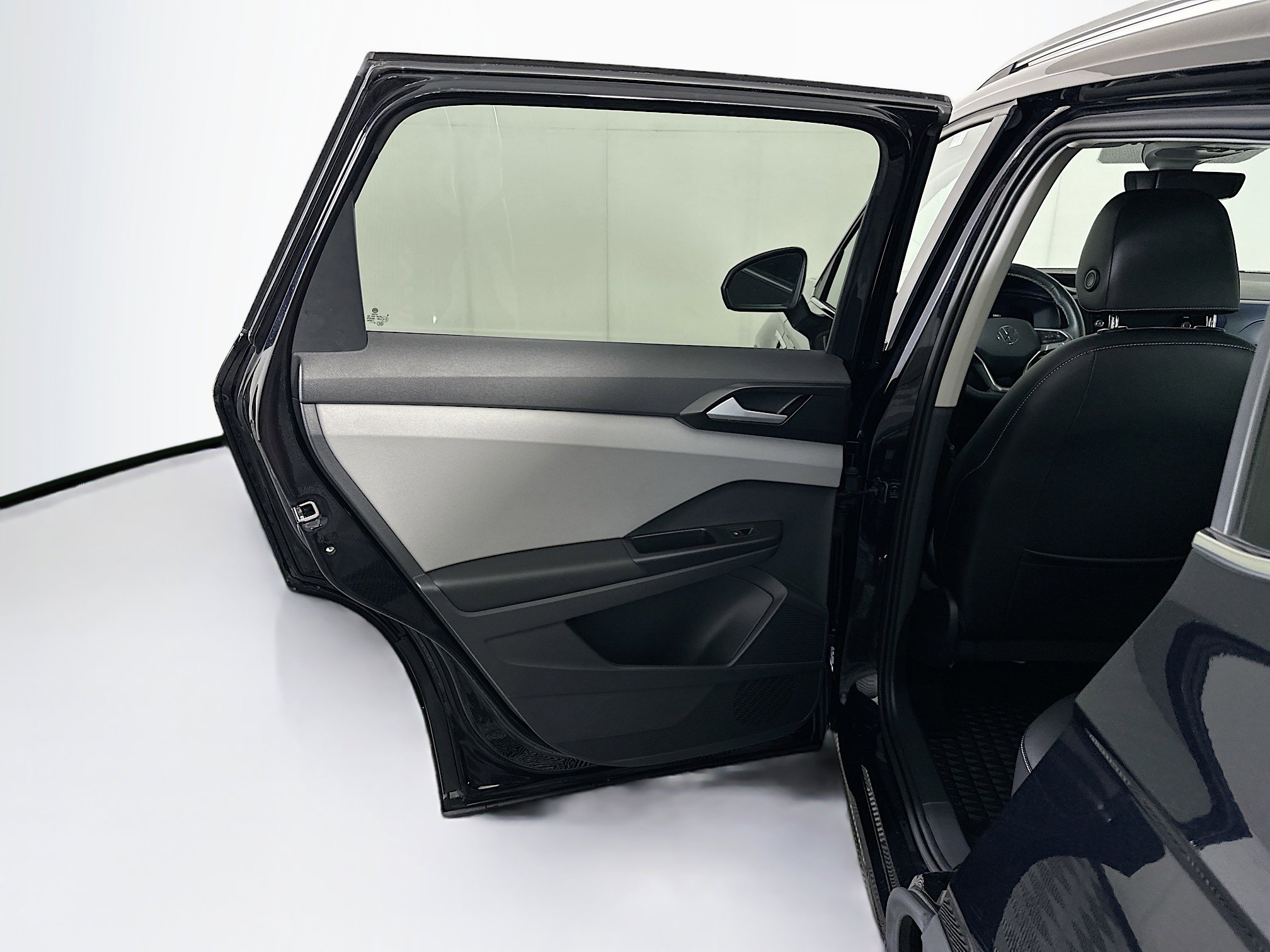 Used 2023 Volkswagen Taos SE w/ Panoramic Sunroof Package FWD image 24